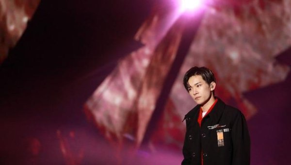 熊猫配资 易烊千玺带病演出引热议：演艺圈高压何时休？