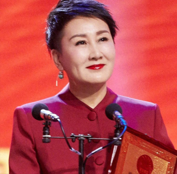 赢在策略 34岁嫁给作家，和丈夫相爱30年，但不省心的女儿成她的心病